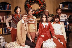 Carpenters-full-group-in-condo-set-1977-color-Christmas-special-300x202.jpg